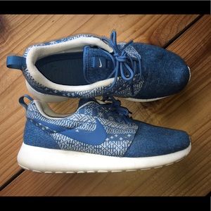 Women’s Nike Tennis shoes size 8, Roshe